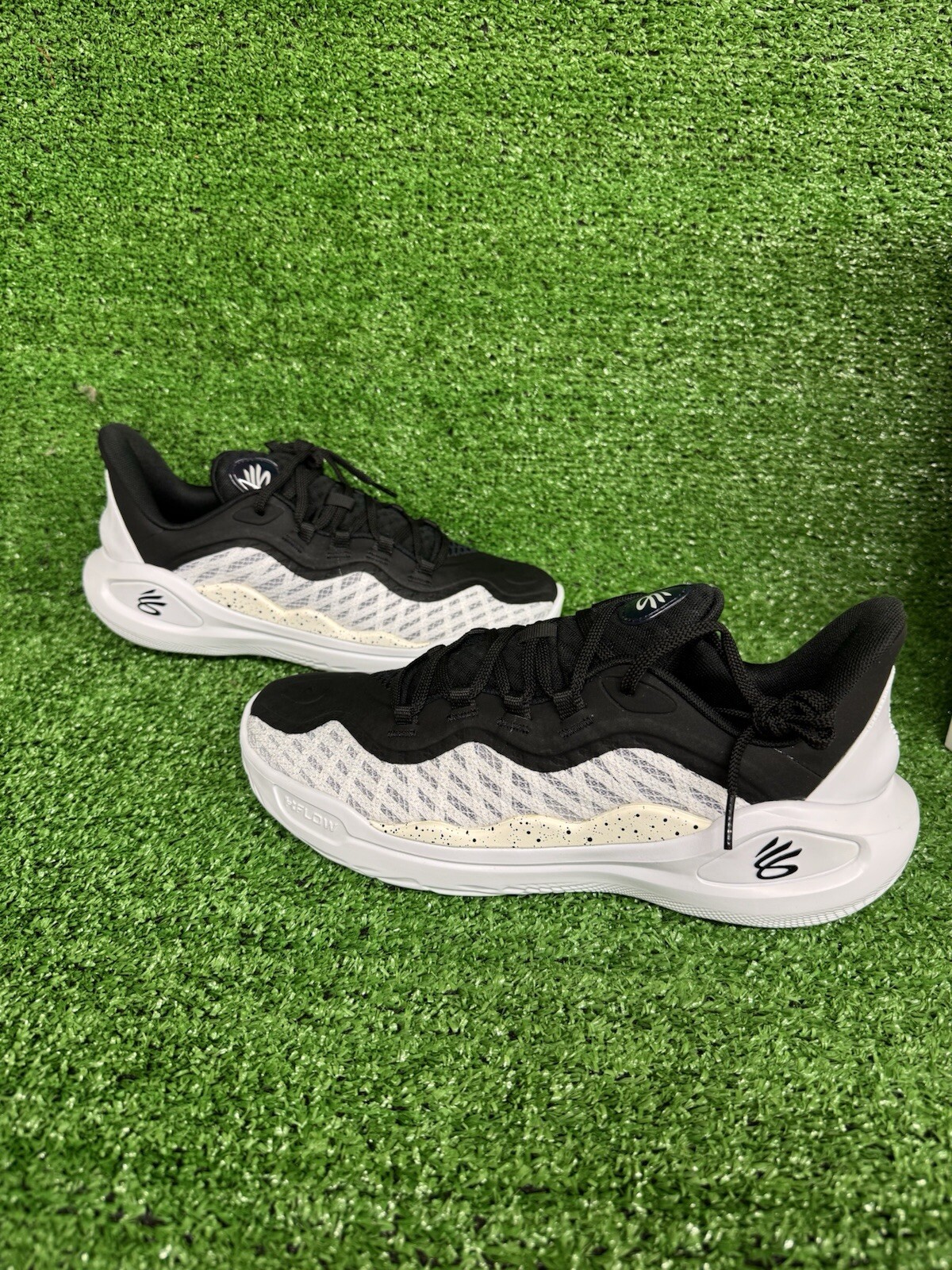 UNDER ARMOUR CURRY 11 TEAM BASKETBALL SHOES Size M 7.5/W9  WHITE BLACk