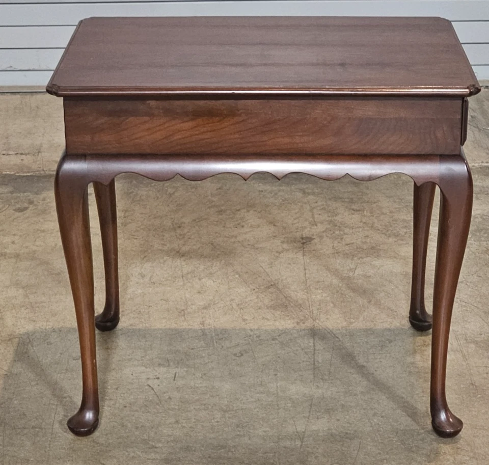 Mesa auxiliar estilo reina Ana colección privada Statton Foto 3 de 4