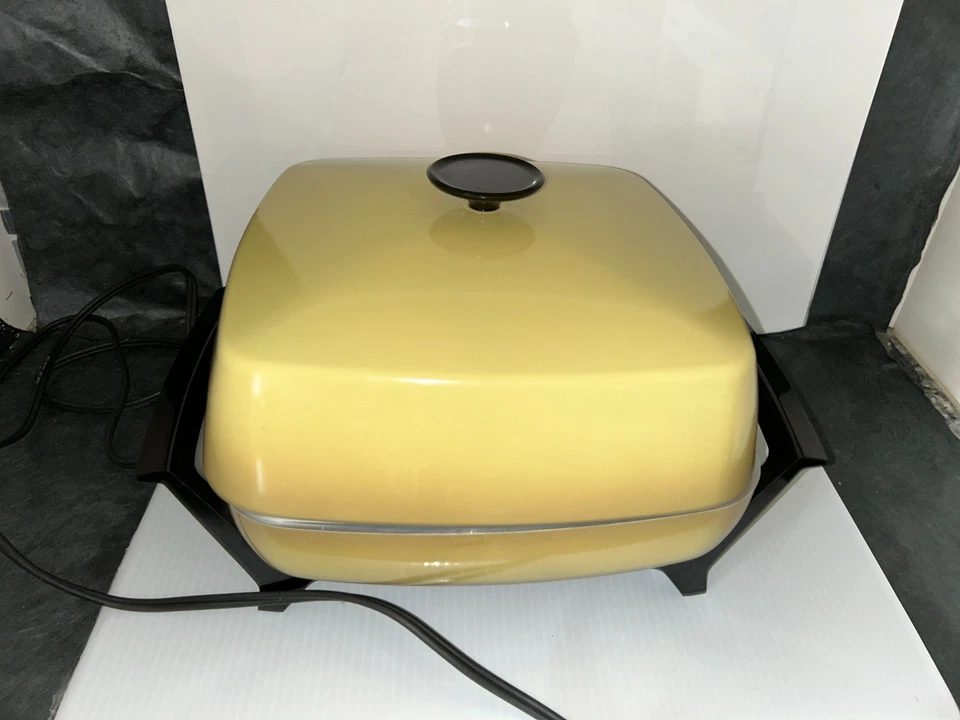 Sartén Eléctrica West Bend Modelo 7220, Cosecha Color Dorado, Inmergible Foto 2 de 4