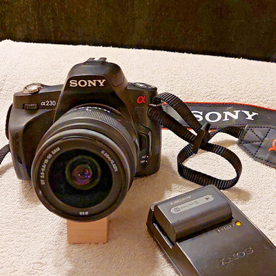 Sony Alpha DSLR-A230 DSLR-Kamera mit SAL1855 Objektiv f/3,5-5,6 Set