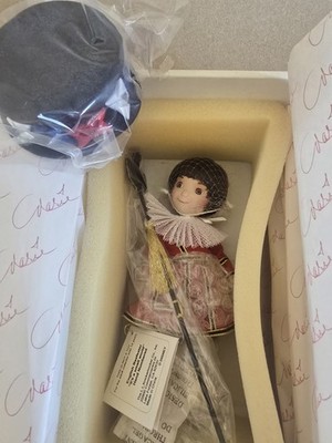 Disney, Marie Osmond ''Its A Small World'' English Beefeater Doll