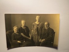 Uomo con donna e 2 ragazze con trecce / foto