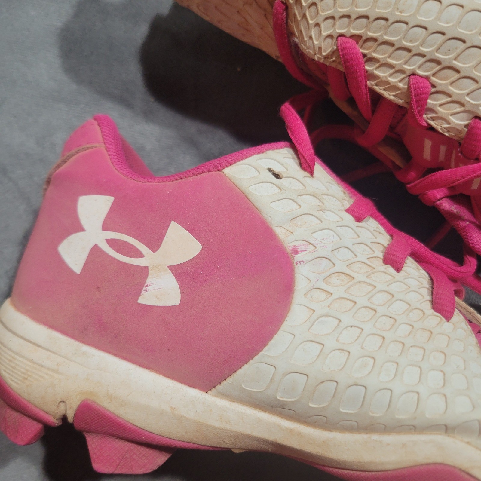 Under Armour Youth Girls Pink White Softball Cleats Shoes 3026607-101 Size 2.5Y thumbnail 2