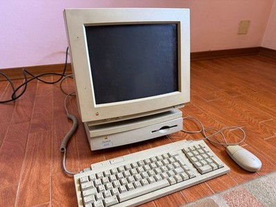 Apple Macintosh LC475 Vintage Computer mit Tastatur   Schaltet Ein