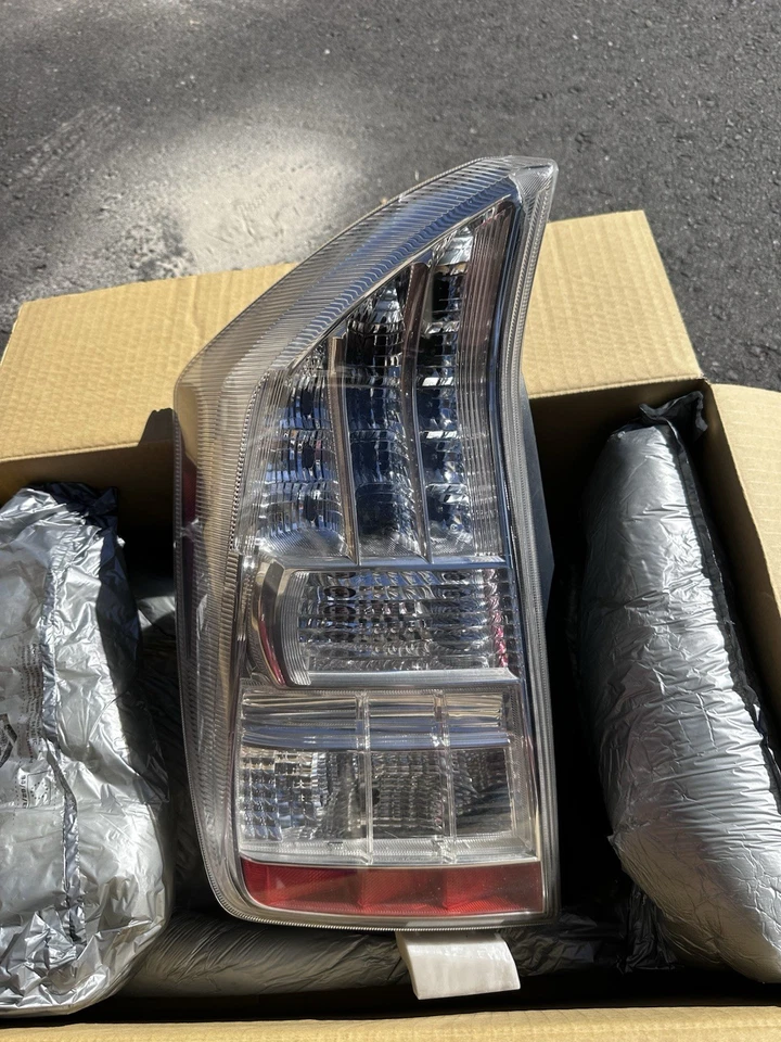 Juego de luces traseras para Toyota Prius 2010-2011, lado pasajero y conductor. Foto 4 de 4