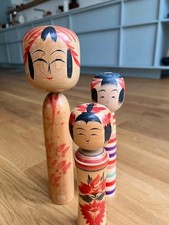 3 japanische Kokeshi-Puppen, traditionelle Herstellung, individuelle Bemalung