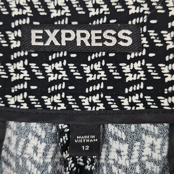 Pantalones cortos Express para mujer estampados en blanco y negro con 4 bolsillos forrados Foto 2 de 4