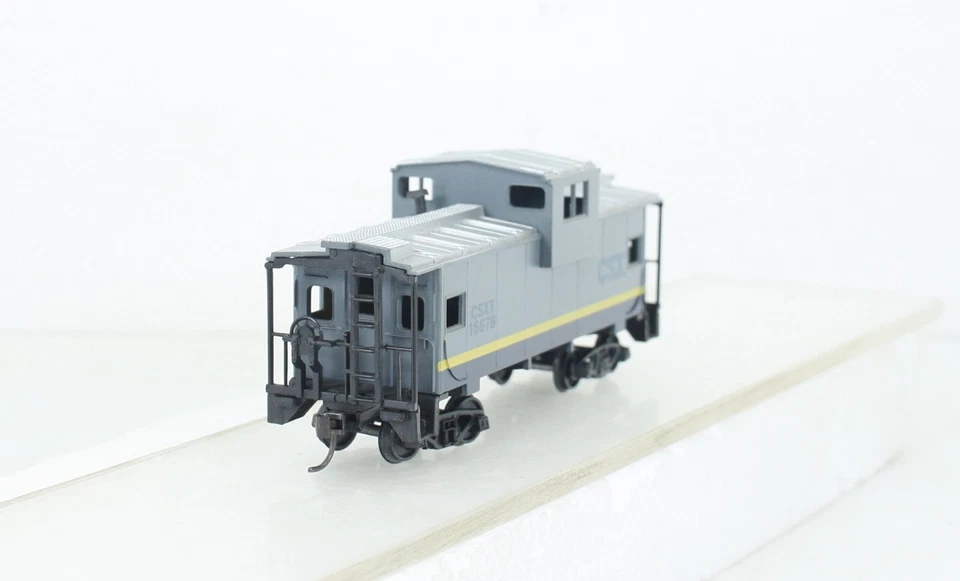HO Scale Walthers 931-505 CSX Extended Vision Caboose - Image 2 of 4