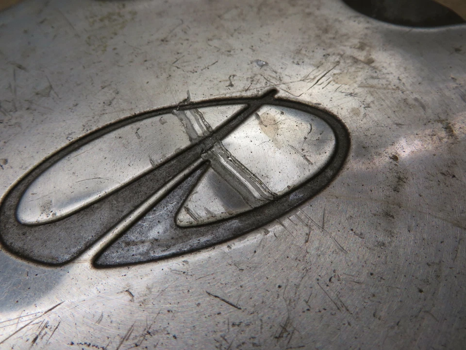 OLDSMOBILE BRAVADA TAPA DE RUEDA TAPA CENTRAL TAPA CENTRAL DE RUEDA FABRICANTE DE EQUIPOS ORIGINALES # 15037838 Foto 2 de 4