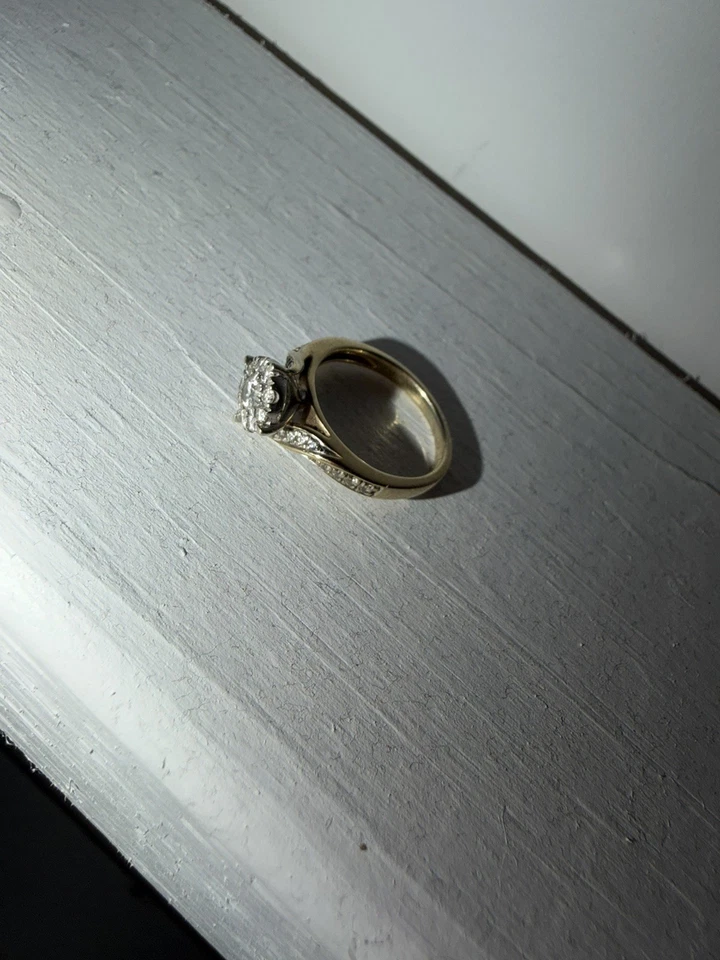 9CT GOLD DIAMOND ROUND CLUSTER RING - image 1 of 4