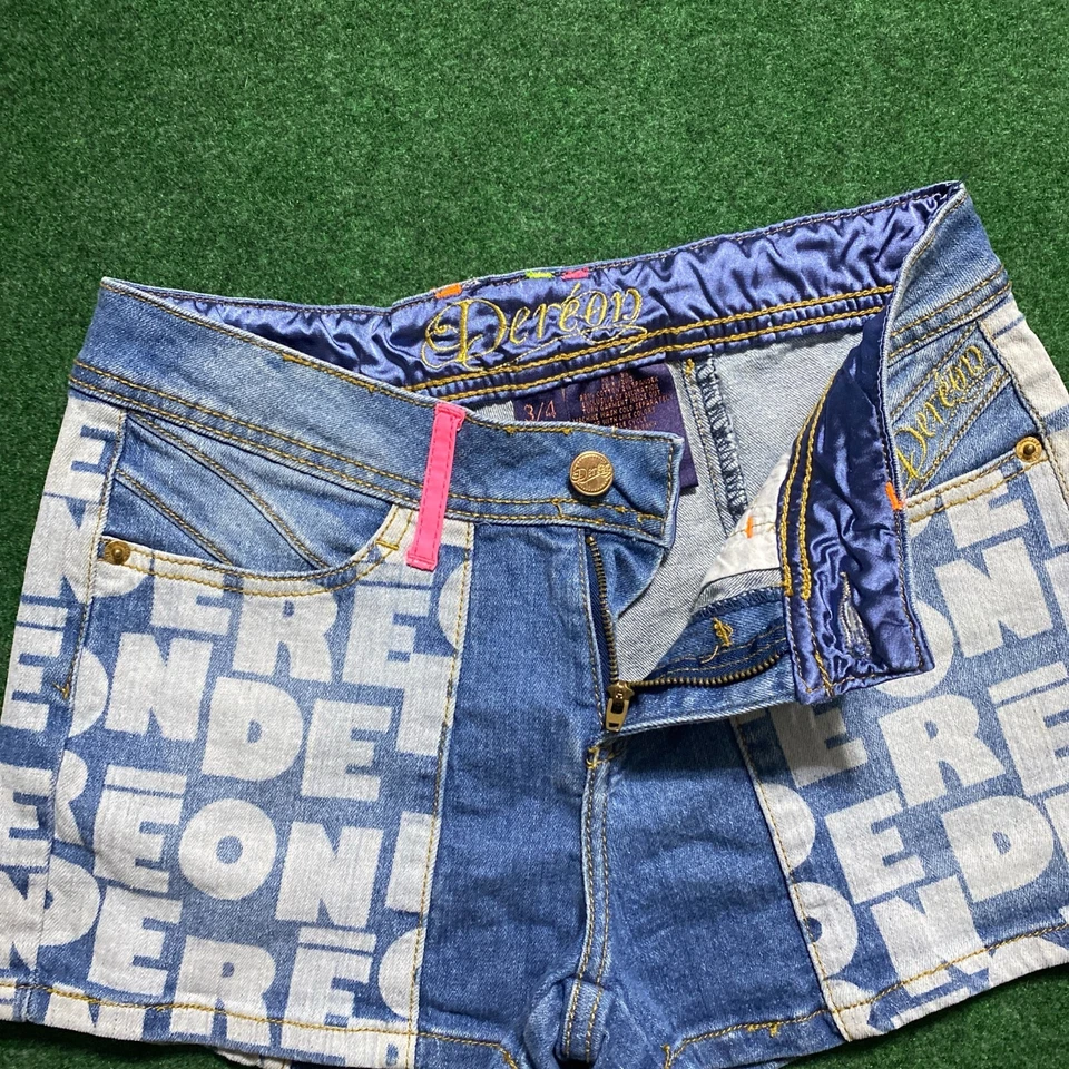 Pantalones cortos de mezclilla para mujer Dereon con estampado blanqueador lavado medio 3/4 Foto 2 de 4