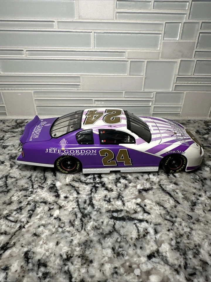 NASCAR Jeff Gordon Foundation #24 2001 púrpura Monte Carlo escala 1:24 acción Foto 3 de 4