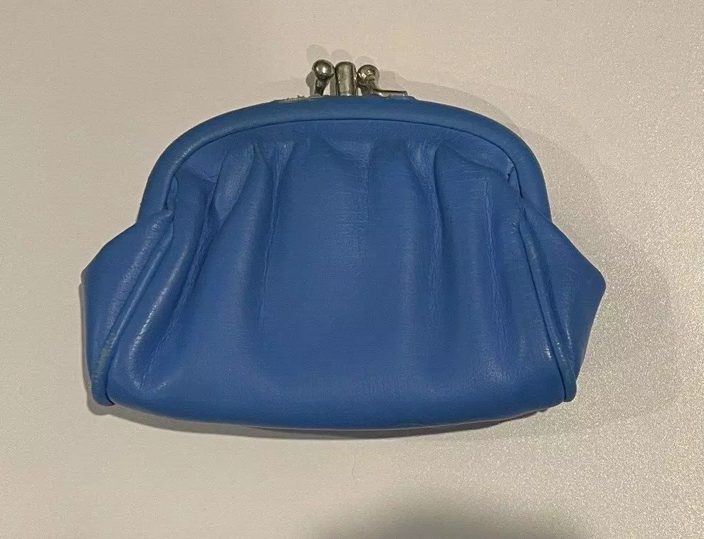 Clamshell shop coin purse