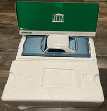 Greenlight Artisan 1967 Chevrolet Impala Sport Sedan White Blue 1:18 Die Cast