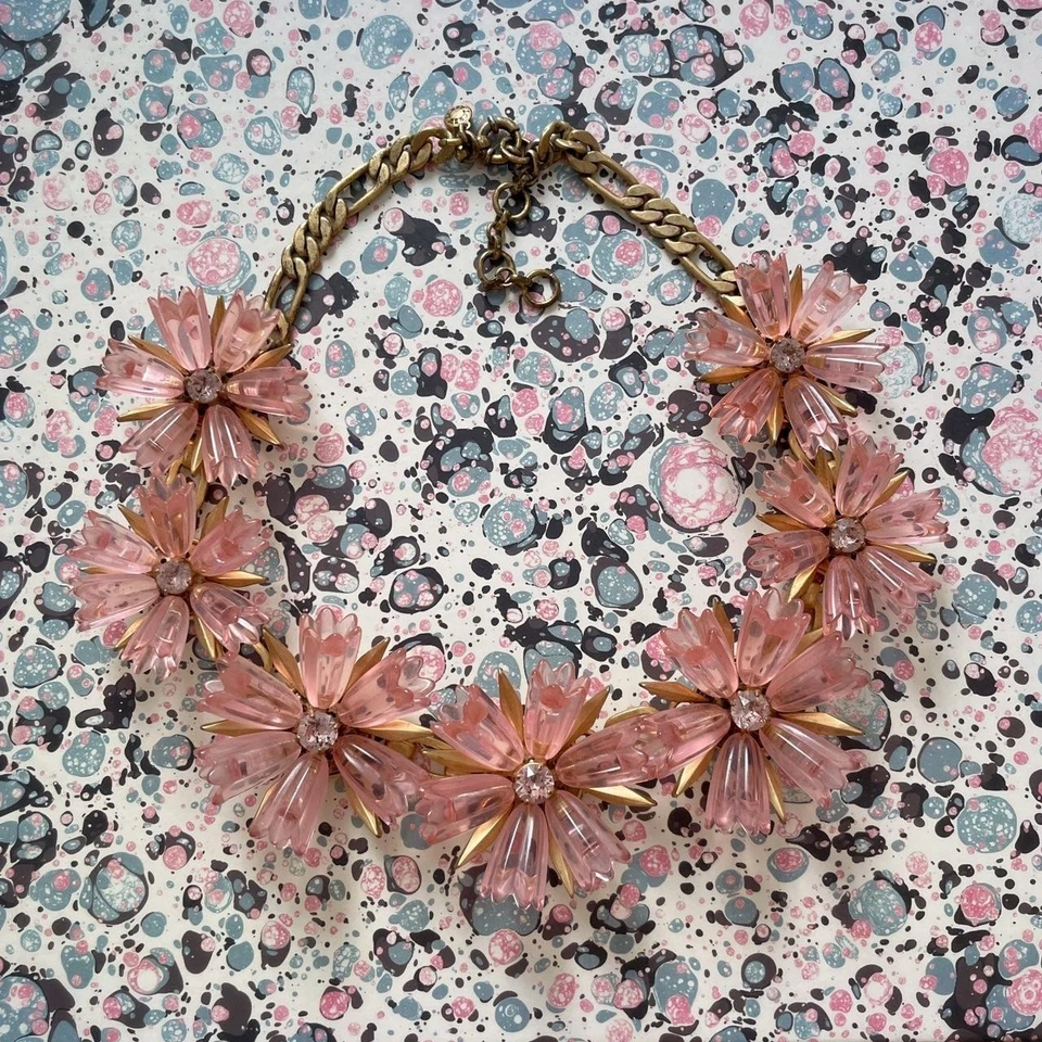 J.CREW NOVO Colar Declaração Floral Dália Rosa Lucite Floral Tom Dourado - Imagem 2 de 4