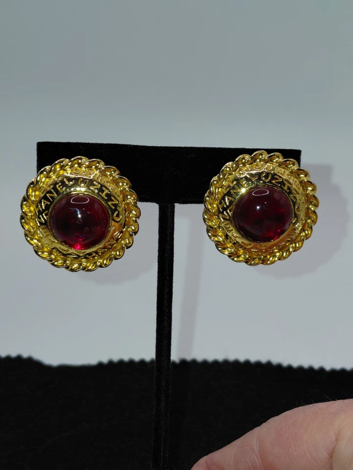 Brincos redondos de vidro GRIPOIX vermelho folheado a ouro da década de 1980 CHANEL Paris - Imagem 3 de 4