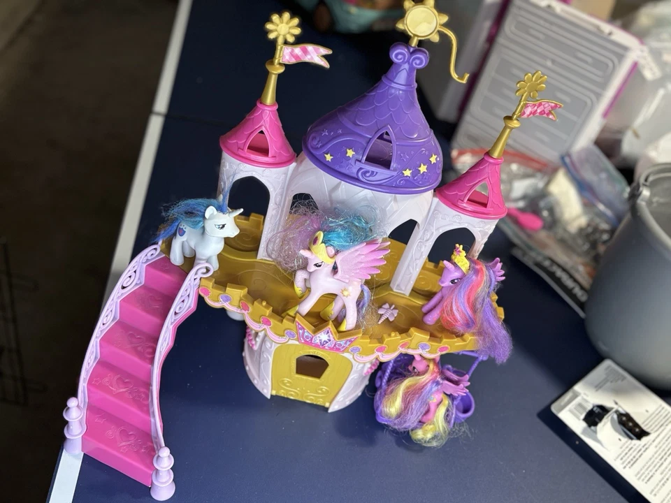 My Little Pony G4 Wedding Castle Princess Cadance & Shining Armor + 2 Ponies MLP - Image 2 of 4