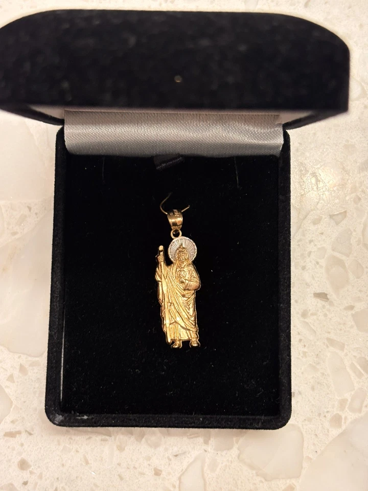 Colgante de oro de 10k de San Judas Foto 3 de 3