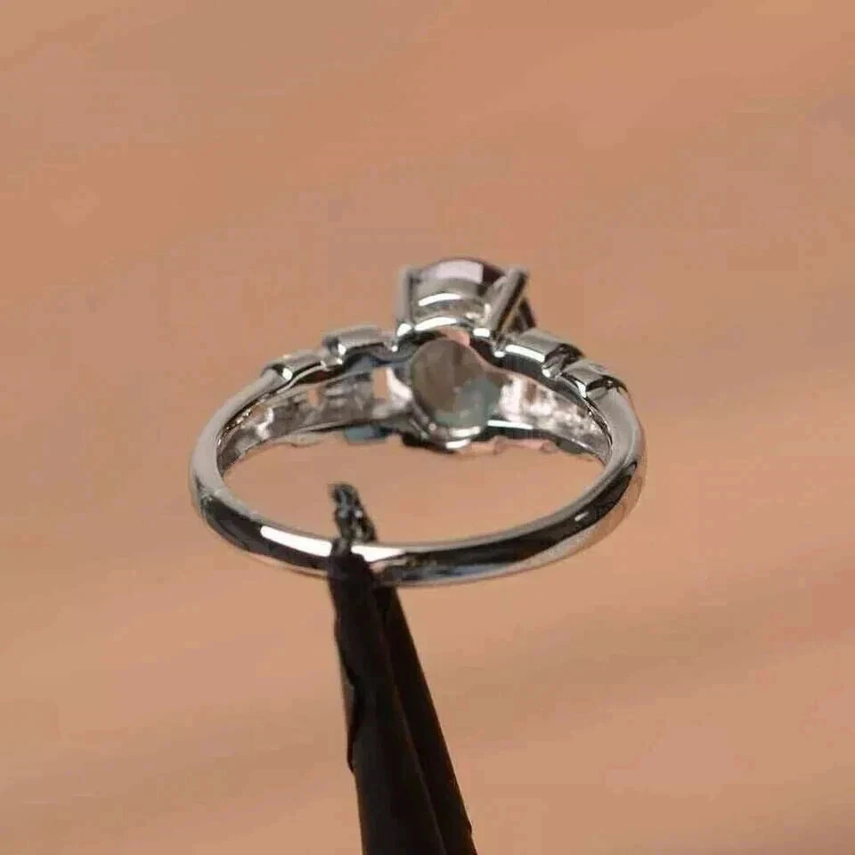 Anillo solitario de alejandrita natural de corte ovalado de 1,89 quilates de oro blanco de 14 quilates Foto 4 de 4