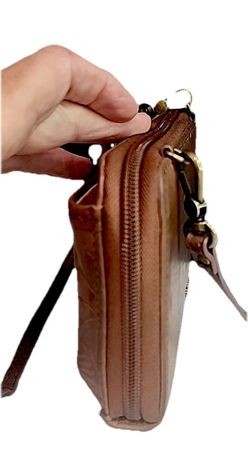 Bolso sin asas bandolera The Sak cuero hecho a mano floral marrón correa cremallera Foto 3 de 4