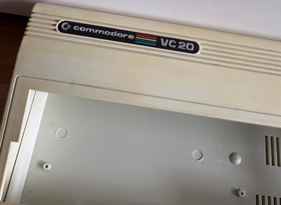 Commodore VC=20 Gehäuse Made in W.-Germany Ser.Nr.:WG A 119539 #02 26