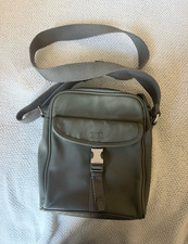 Borsa a tracolla uomo Calvin Klein grigia chiusura fibbia e zip tracolla regolabile