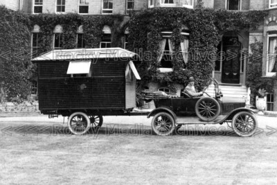SSF-88 unbekannter Ford offenes Top Motorwagen mit Wohnwagen. Foto
