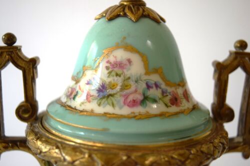 Par de urnas pintadas a mano vasos de porcelana oro y asas de latón atribuidas a Sevres - Imagen 12 de 21