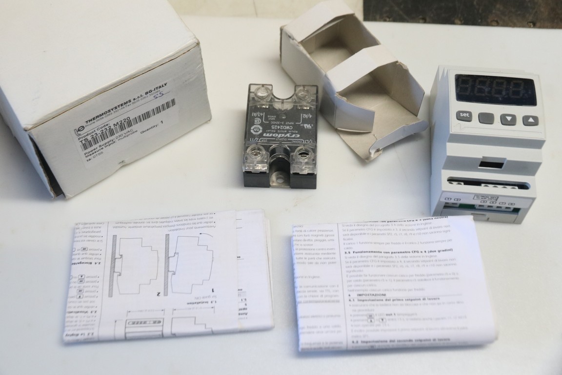 Régulateur de température industriel THERMOSYSTEMS TS 23-232 M220 neuf pour gestion thermique