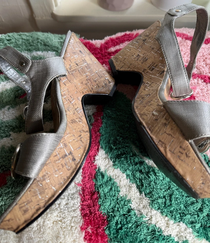 Sbicca Wedge Sandals Womens 9 Silver Bethany Buckle Beach Resort Patent Leather - Image 3 of 4