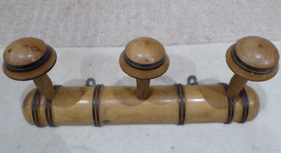 Vintage französische Bambusimitat Garderobe Hutablage, 3 gedrechselte Knöpfe Heringe, 30er Jahre Obstholz
