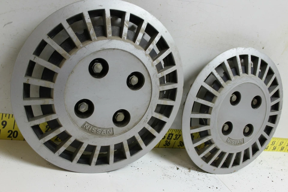 Conjunto de 2 tampas de cubo usadas OEM de 13 pol. 999JWB5000 1982-1986 Nissan Sentra (3359) - Imagem 3 de 4
