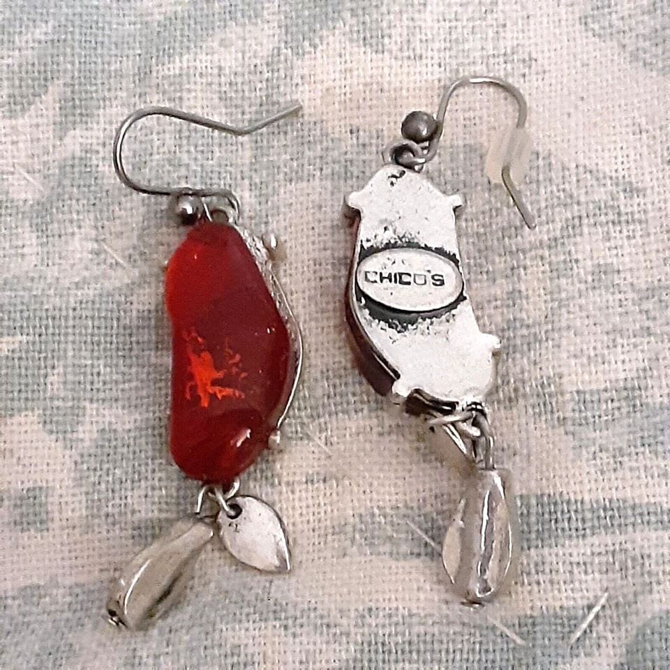 Pendientes Chico's Rojo Acrílico Rojo Tono Plata Metal Gota 2" Foto 3 de 3