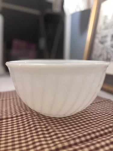 Vtg Anchor Hocking Fire King  White Milk Glass Swirl Nesting 9" Mixing Bowl NICE