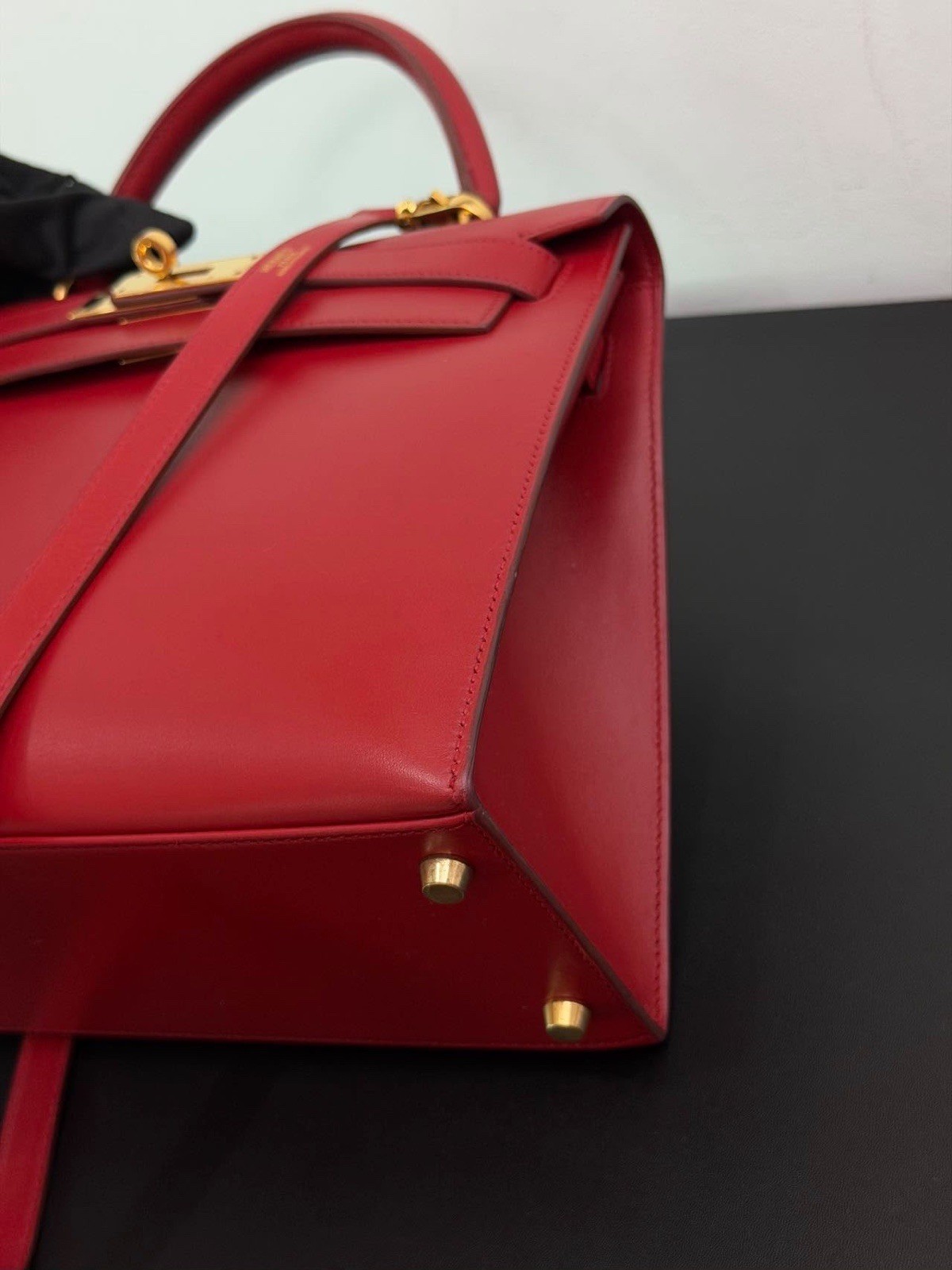Kelly 28 Rouge Box Leather GHW Stamp Circle x Excellent Clochette Shoulder Bag