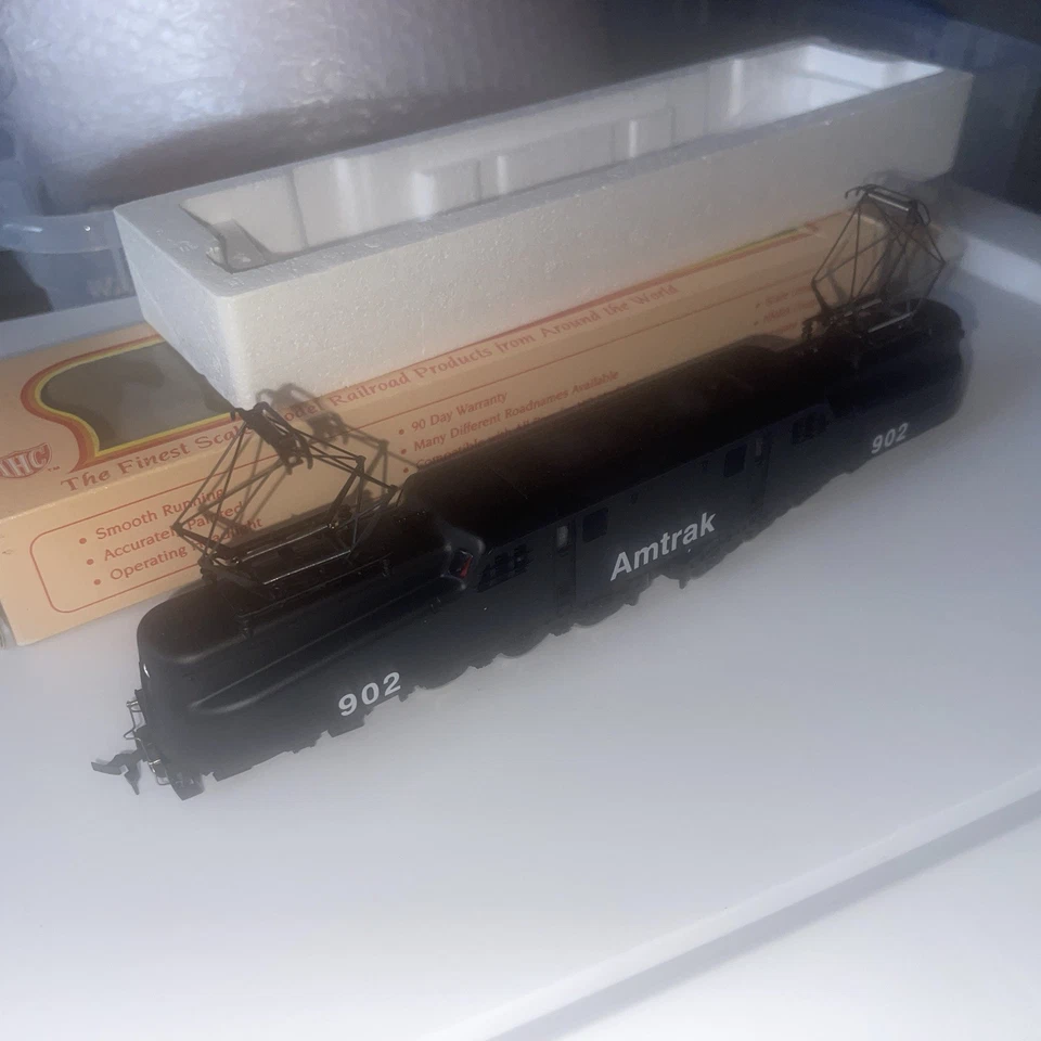 Электрический локомотив с электроприводом в масштабе HO IHC Amtrak GG-1 #902 DC - Изображение 2 из 4