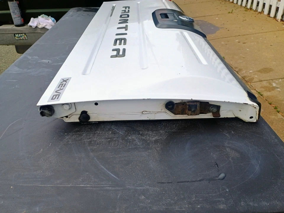 2001 -2004 Nissan Frontier Trunk/Hatch/Tailgate OEM White  - Image 4 of 4