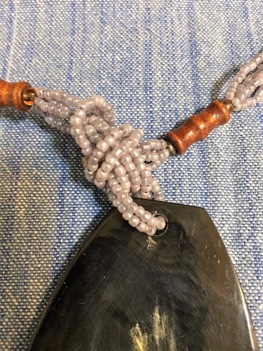 Lavendelfarbene Perlenkette mit Horn Anhänger Halskette HANDARBEIT Neu mit Etikett - Bild 7 von 8
