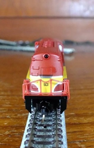 Life Like 7909 N gauge EMD BL-2 diesel loco in Florida East Coast livery - Picture 8 of 12