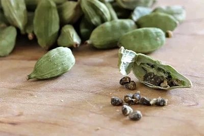Organic Cardamom seeds pods Pure Natural Ceylon - Image 1 of 4
