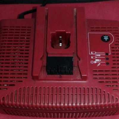 Hilti TCU 7/36 Ladegerät 36 V rot, für 1 Akku gleichzeitig, ohne Akku