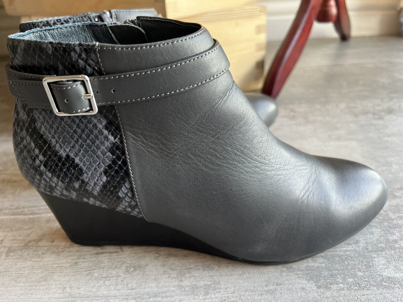 VIONIC Charcoal Gray Elevated Shasta Leather Snak… - image 10