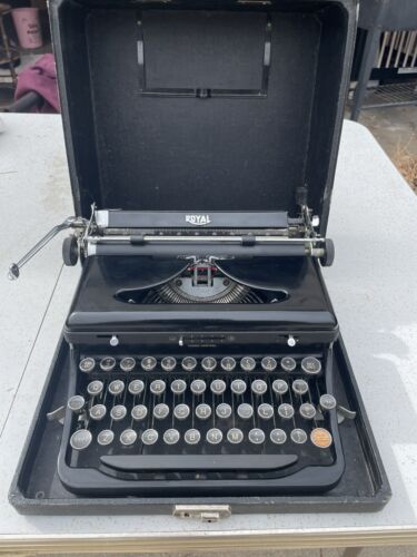 1938 Royal Speed King Model B Portable Typewriter Glossy Black, With Case