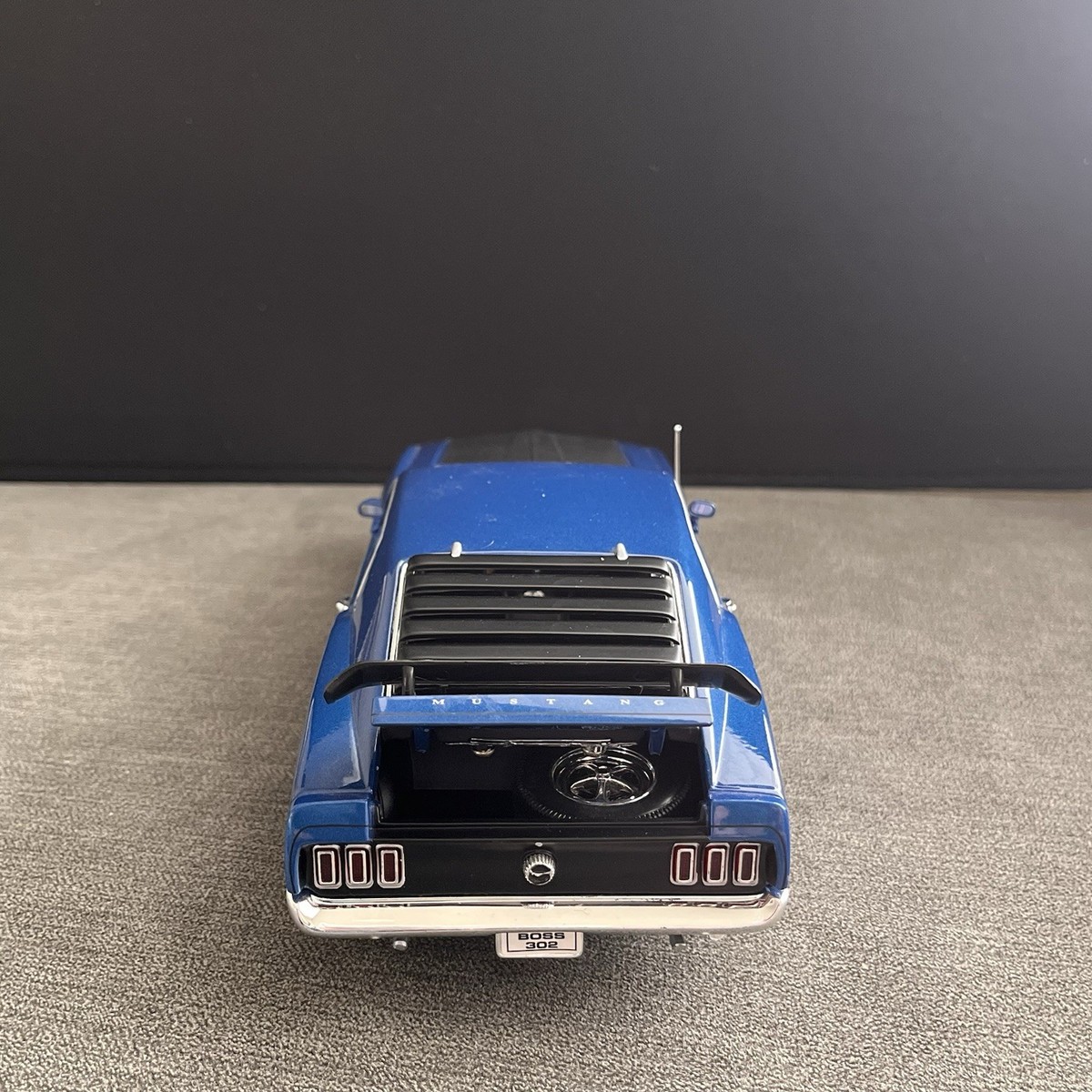 Welly 1969 Ford Mustang Boss 302 - 1:18 Scale Blue Metallic w