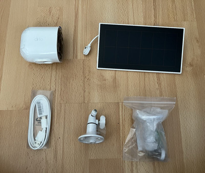 Arlo Überwachungskamera 1x weiß kabellos Wi Fi Outdoor Akku/Solar Set Zubehör