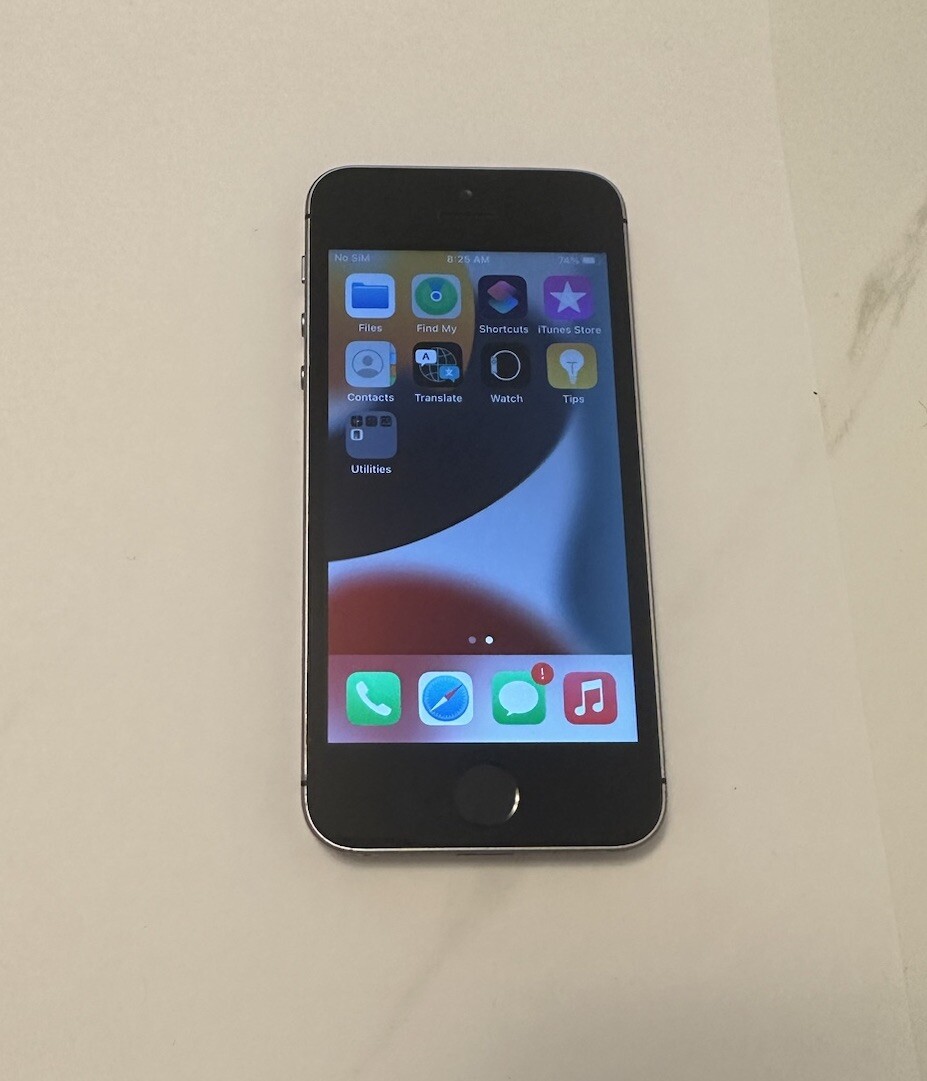 Apple iPhone SE 第一世代　Space Gray 32GB Pre-Owned Used Apple iPhone SE 32GB, SIlver - Unlocked GSM