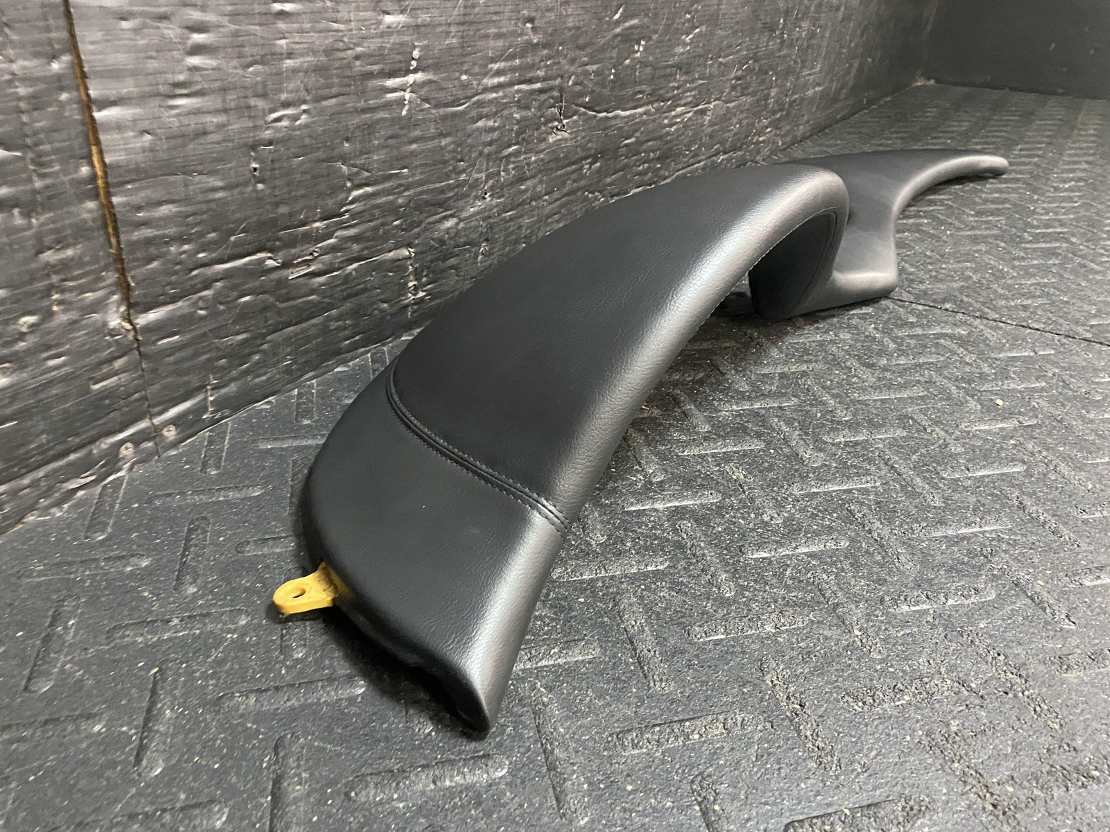 02-06 MASERATI SPYDER UPPER DASH PAD BLACK LEATHER