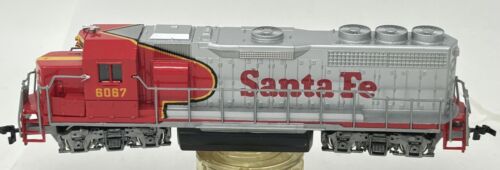 Bachmann HO GP40 Locomotive, Santa Fe #6067 Runs, light works. - Picture 2 of 5
