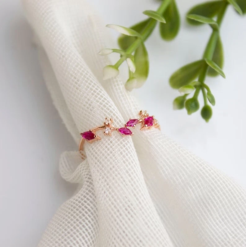 Precioso anillo de boda corte marquesa simulado rubí rosa enchapado en oro rosa de 14K Foto 4 de 4