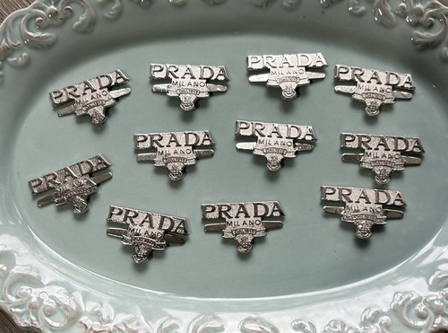 Neu Prada Milano Marke Label Logo Platte Metall Emblem Brosche/Anhänger
